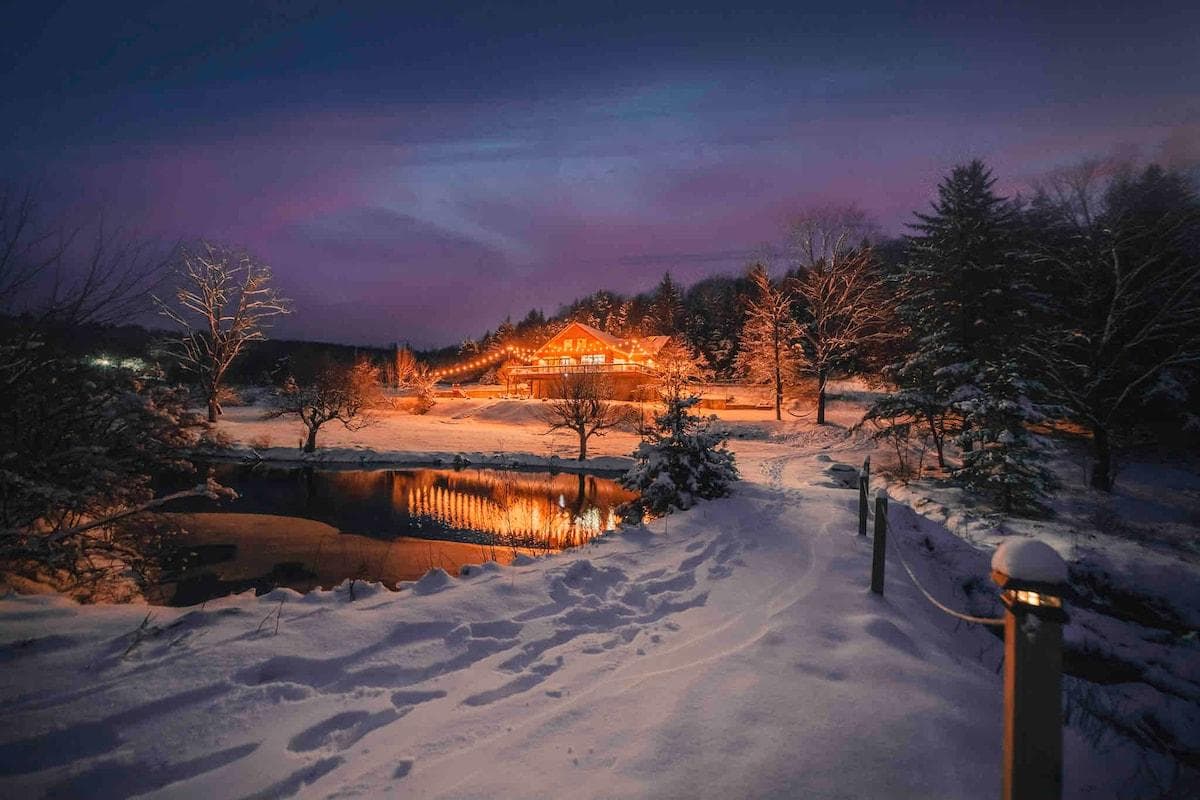 Winter between the ponds 


Picture by https://instagram.com/dirtandglass?igshid=1q6mv34t1k149